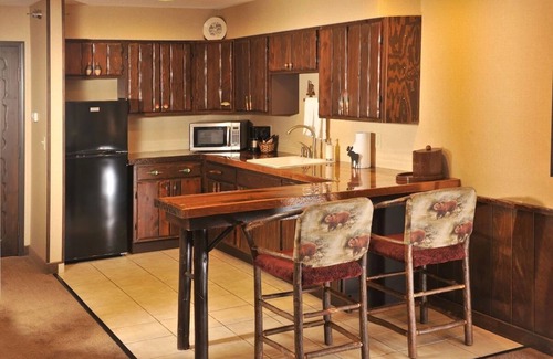 Onalaska Hotel | Hiking & Biking Close to the Mississippi River! Lodge-style Rooms