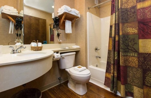 Onalaska Hotel | Hiking & Biking Close to the Mississippi River! Lodge-style Rooms