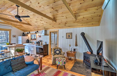 Williamsville Cabin | Hiking Trails On-Site: Cozy Falls Brook Cabin