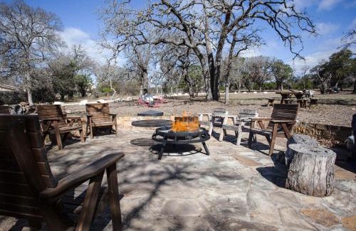 Ingram House | Hill Country Retreat - 1BR Cabin w Nature Views