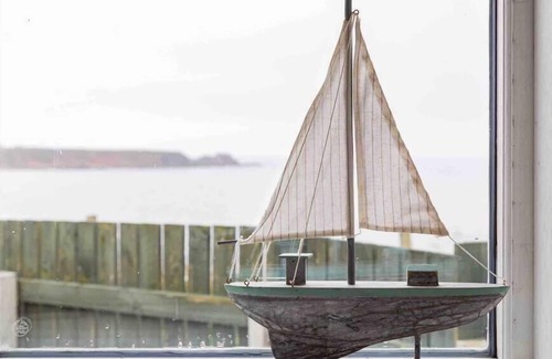 Cullen House | Hill Crest - cliff top cottage with stunning views of the bay.