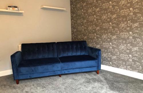 Brierley Hill House | Hill House - 5 Mins Merry Hill - Perfect for Contractors & Families