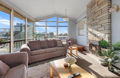 Maungatapu House | Hill Top House - Tauranga Holiday Home