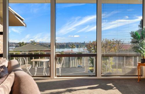 Maungatapu House | Hill Top House - Tauranga Holiday Home