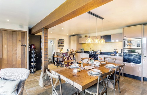 Inchbrook Cottage | Hillcrest is a cosy haven for up to four guests.