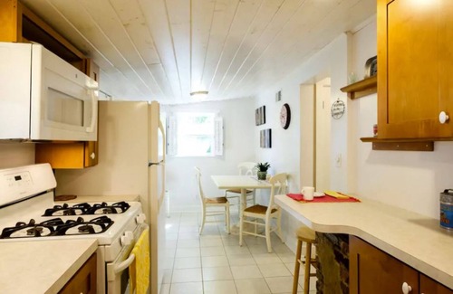 Hillsboro Village House | Hillsboro/Belmont Bungalow - Heart of Music City - walk to Vanderbilt & 12South
