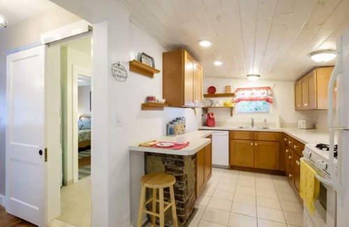 Hillsboro Village House | Hillsboro/Belmont Bungalow - Heart of Music City - walk to Vanderbilt & 12South