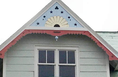 Hillsdale House | Hillsdale Victorian Studio w kitchenette Wifi TV , Queen Bed and Twin Bed