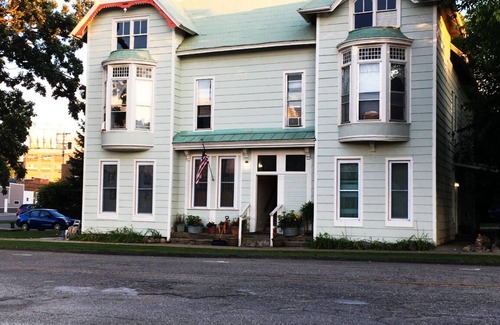 Hillsdale House | Hillsdale Victorian Studio w kitchenette Wifi TV , Queen Bed and Twin Bed