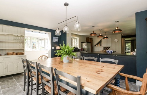 Shaftesbury Cottage | HILLSIDE COTTAGE, pet friendly, with hot tub in Shaftesbury