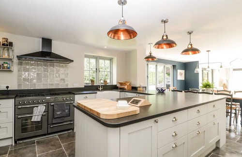 Shaftesbury Cottage | HILLSIDE COTTAGE, pet friendly, with hot tub in Shaftesbury