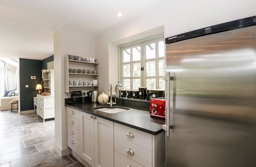 Shaftesbury Cottage | HILLSIDE COTTAGE, pet friendly, with hot tub in Shaftesbury