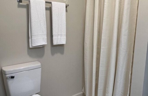 Waynesboro Hotel | Hillside Haven Room 51