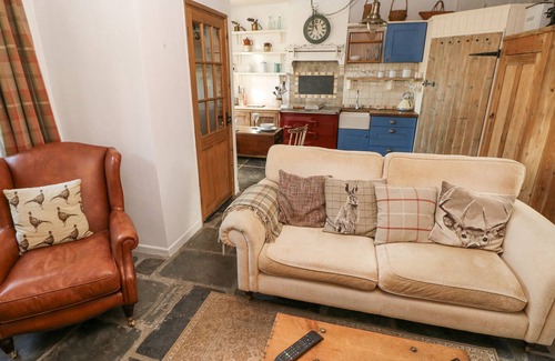 Pentre Cottage | HILLSIDE HOLIDAY COTTAGE, pet friendly, with a garden in Pentre