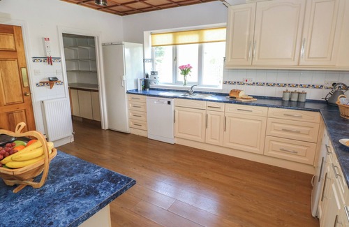 Tirabad Cottage | HILLSIDE LODGE, pet friendly, character holiday cottage in Newtown