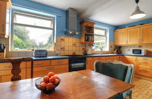 Little Missenden House | HILLSIDE, pet friendly, character holiday cottage in Holmer Green