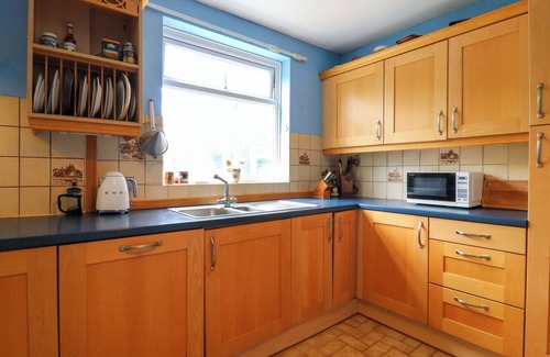 Little Missenden House | HILLSIDE, pet friendly, character holiday cottage in Holmer Green