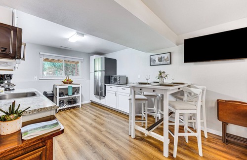 Northeast Colorado Springs Apartment | Hillside Place w/Mountain Views ~ 8 Mi to Dtwn!