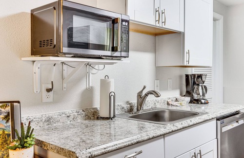 Northeast Colorado Springs Apartment | Hillside Place w/Mountain Views ~ 8 Mi to Dtwn!