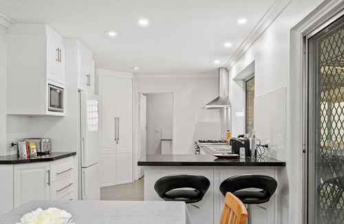 Kelmscott House | Hillside Retreat Perth East-Airport 25 minutes