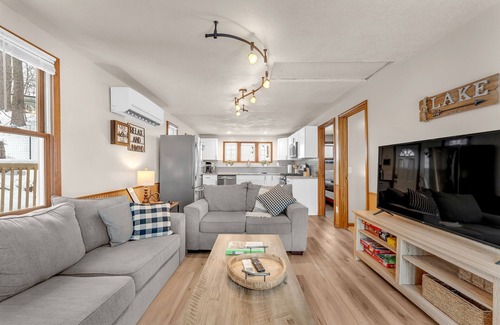 Solon Township Cottage | Hillside Sparta Cabin Hot tub Wi-Fi