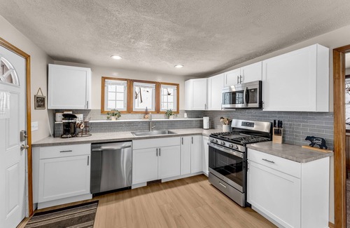 Solon Township Cottage | Hillside Sparta Cabin Hot tub Wi-Fi