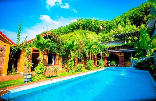 Son Trach House | Hillside View Bungalow Homestay