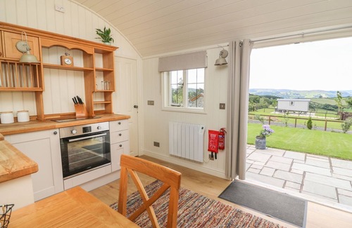 Rhayader Apartment | Hillside View Shepherds Hut Sleeps 2