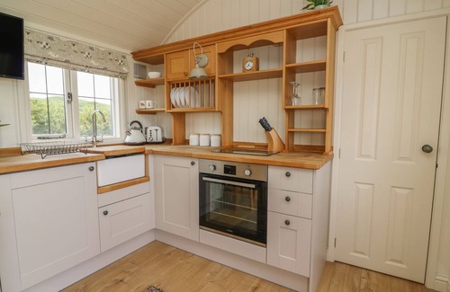 Rhayader Apartment | Hillside View Shepherds Hut Sleeps 2