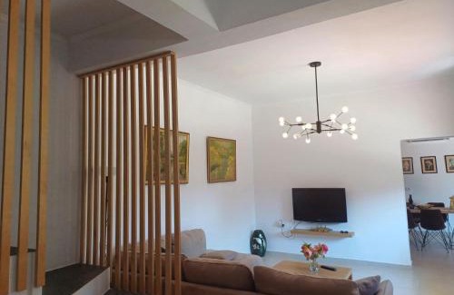 Mbrostar-Urë House | Hillside Villa