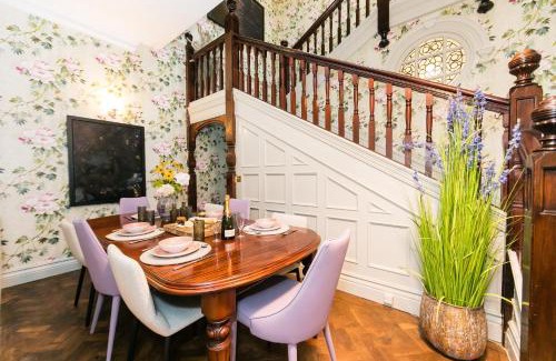 Pontefract House | Hillthorpe Manor by Maison Parfaite - Large Country House with Hot Tub