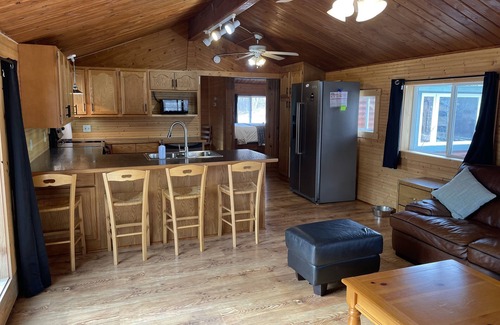 Breezy Point Cabin | Hilltop Chalet: Cozy log cabin retreat in beautiful Breezy Point, w/WiFi