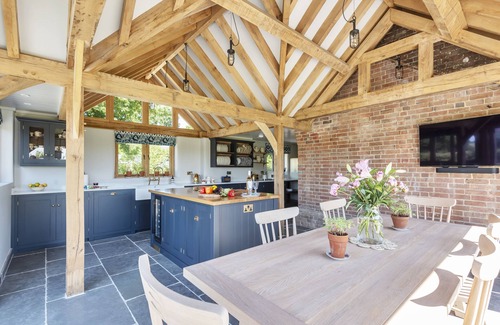 Wimborne Cottage | Hilltop Cottage - a thatched cottage that sleeps up to 4 guests in 2 bedrooms