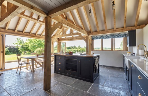 Wimborne Cottage | Hilltop Cottage - a thatched cottage that sleeps up to 4 guests in 2 bedrooms
