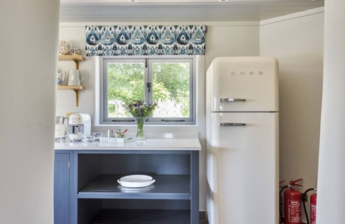Wimborne Cottage | Hilltop Cottage - a thatched cottage that sleeps up to 4 guests in 2 bedrooms