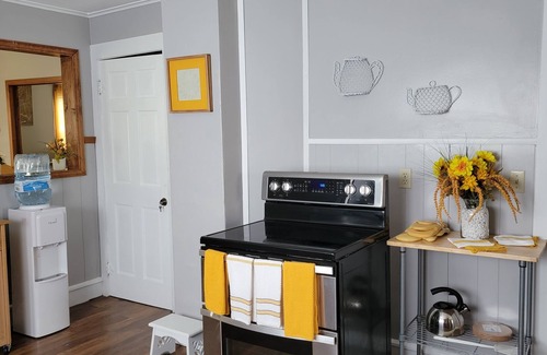 Irving House | Hilltop EstatenMinutes from Sunset Bay Beach & Cattaraugus Creek