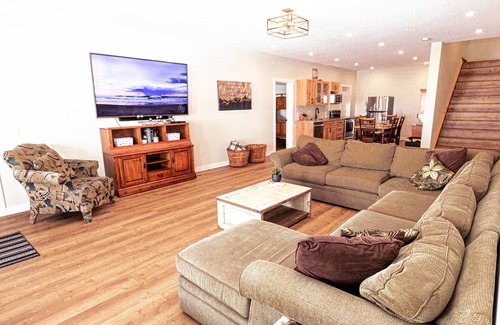 Mountain View House | HILLTOP HAVEN, MOUNTAIN VIEW, 15 MIN TO WATERTON