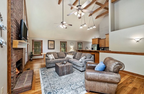 Lancaster Ski Chalet | Hilltop Hideaway at Center Hill Lake