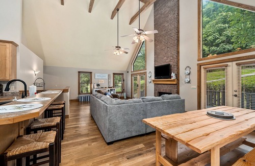 Lancaster Ski Chalet | Hilltop Hideaway at Center Hill Lake