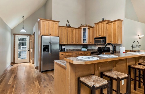 Lancaster Ski Chalet | Hilltop Hideaway at Center Hill Lake