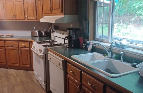 Eddyville House | Hilltop Hideaway for family fun