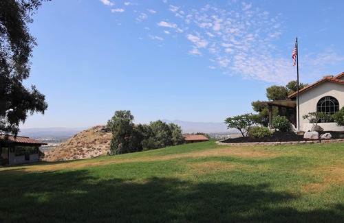 Jurupa Valley House | Hilltop Hideaway