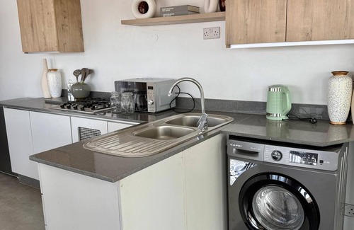 Harare East Apartment | Hilltop Lux Escape 180° Panoramic City View: 24/7 Solar + Fast WiFi + Borehole