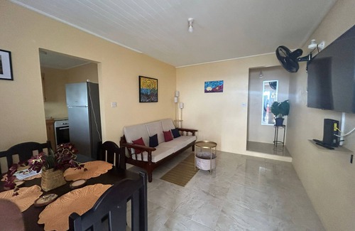 St. George's House | Hilltop Manor - Charming 2-bedroom Flat with AC, WiFi