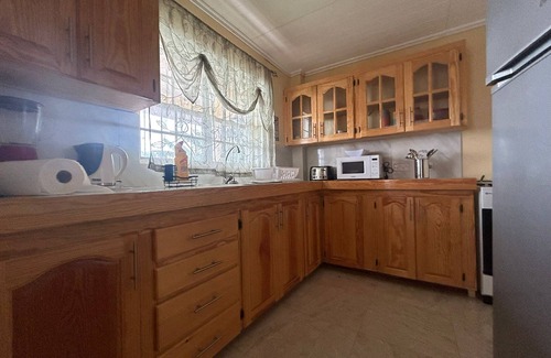 St. George's House | Hilltop Manor - Charming 2-bedroom Flat with AC, WiFi