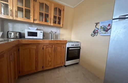 St. George's House | Hilltop Manor - Charming 2-bedroom Flat with AC, WiFi