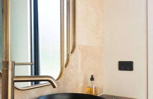 Clonbinane Cabin | Hilltop Off Grid Tiny House with Outdoor Bath