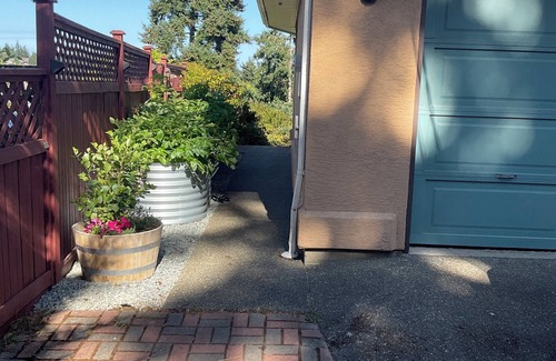 Langford House | Hilltop Retreat | Private Hot Tub Pet-Friendly Secluded 2BR Escape