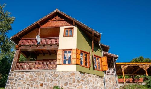 Bradut Villa | Hilltop The House Filia