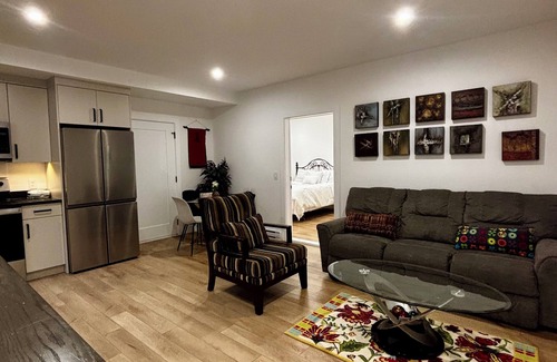 Southwest Mission House | Hilltop Vistas Kelowna - Retreat with Lake & Mountain View Near Wineries, Trails